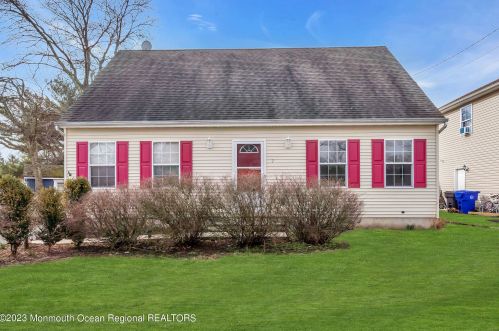 7 Fullerton Dr, Bricktown, NJ 08723-7414