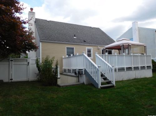 2368 Mattituck Ave, Seaford, NY 11783-3140