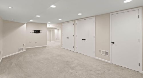 7607 Lake Dr, Milwaukee WI  53217-2909 exterior