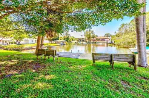 507 Dona Dr, Nokomis FL  34275-2613 exterior