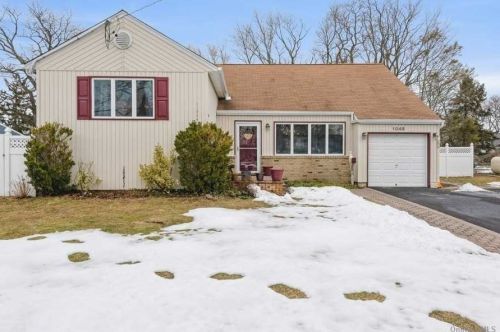 1049 Melissa Ln, North Bellmore, NY 11710-1741