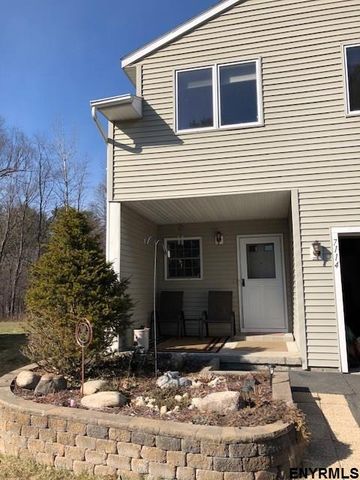 7114 Suzanne Ln, Schenectady, NY 12303-5249