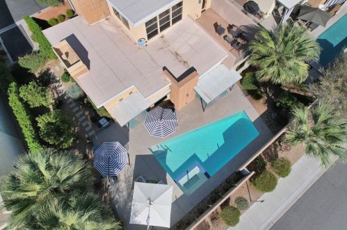 915 Oceo Cir, Palm Springs CA  92264-0330 exterior