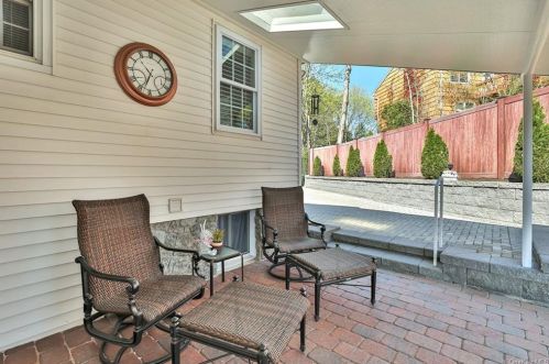 255 Kensico Rd, Thornwood NY  10594-1656 exterior