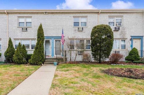 90 Cardinal Ln, Islip Manor, NY 11751-3326
