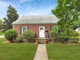 584 Knickerbocker Rd, Tenafly, NJ 07670-1429