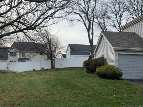 29 Kendall Green Dr, Milford, CT 06461-3069