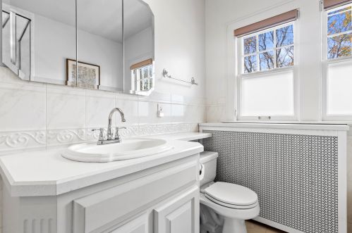 6162 Washington Cir, Milwaukee WI 53213-2472 exterior