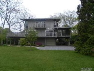 9 Shore Rd, North Bellport, NY 11713-2723