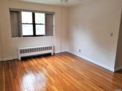 150-39 89th St, Jamaica, NY 11414-1322