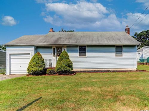 27 Parkside Ln, Babylon, NY 11703-1917