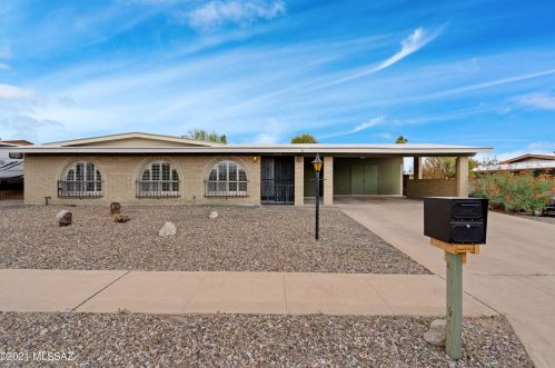 8946 Maple Leaf Dr, Tucson, AZ 85710-8612