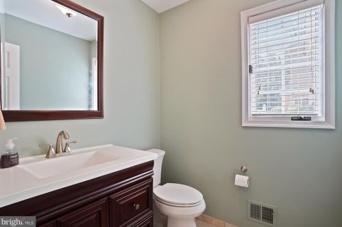 9111 Meadowcreek Ln, Lorton VA  22079-3238 exterior