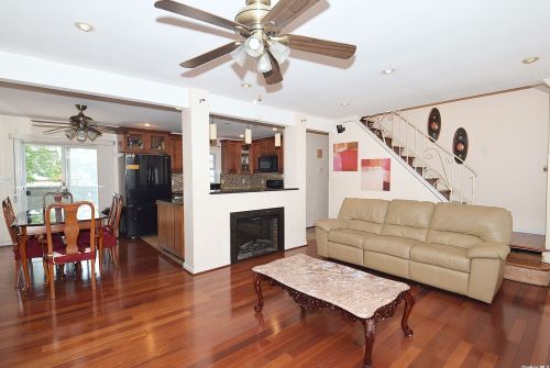 1103 Washington Ave, Westbury, NY 11590-5535