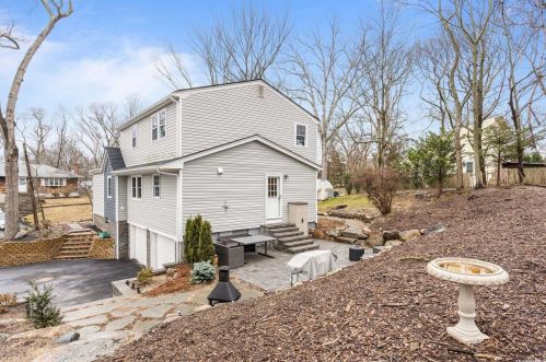 26 Patchogue Rd, Scotts Beach NY  11789-1422 exterior