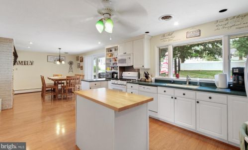 125 Dixie Dr, Red Lion PA  17356-1110 exterior