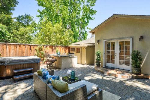 2110 Hanover St, Palo Alto CA  94306-1244 exterior