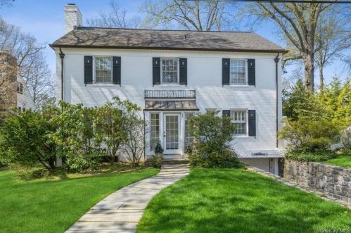 28 Pasadena Pl, Mount Vernon, NY 10552-1320