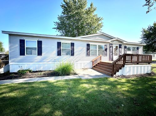 102 Woodcrest Dr, Marysville, OH 43040-8427