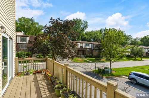 60 Canterbury Ln, N Milford NJ  07646-3262 exterior