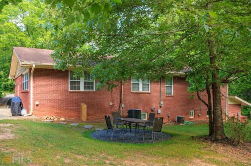 1462 Redwine Rd, Fayetteville GA  30215-2512 exterior