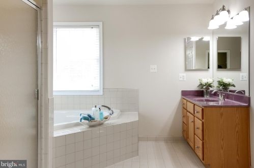 7337 Hooes Rd, Springfield VA 22152-3704 exterior