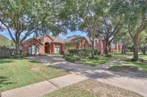 2020 Barrington Pointe Dr, League City, TX 77573-3926