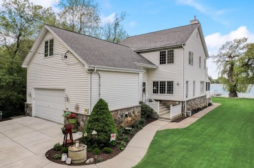 1512 Friess Lake Dr, Hubertus, WI 53033-9733