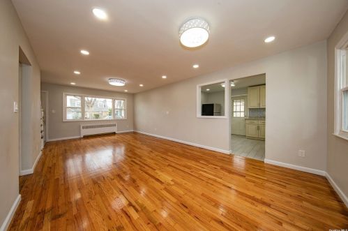 15 Hillcrest Dr, Westbury NY  11590-2447 exterior