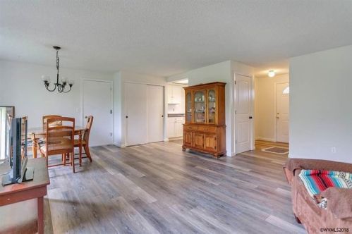 1045 Marcel Dr, Woodburn, OR 97071-3422