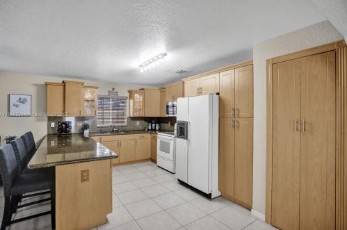 7215 15th Ave, Hialeah FL  33014-3805 exterior