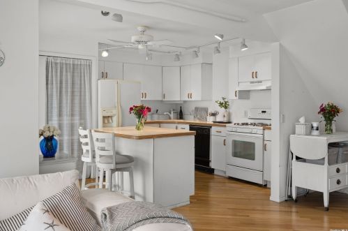 11 Argyle Dr, Northport NY  11768-1002 exterior