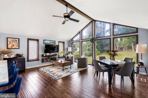 7012 Hickory Hill Rd, Falls Church, VA 22042-3931