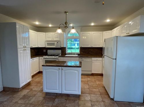 192 9th Ave, Babylon, NY 11704-3841