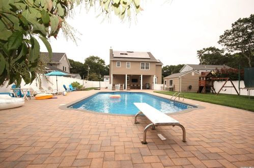 656 Sandra Ave, West Islip NY  11795-2524 exterior