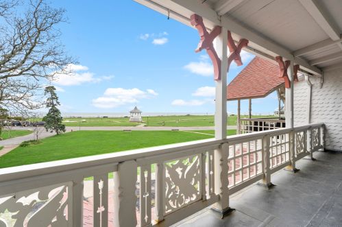 61 Ocean Ave, Marthas Vineyard, MA 02557-4536