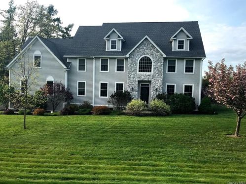 12 Charlotte Rd, Fishkill, NY 12524-2707
