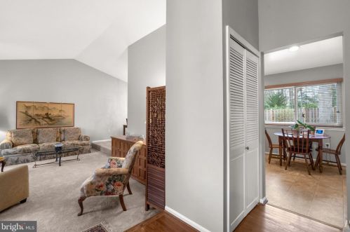 6010 Rdg Frd Dr, Springfield VA 22015-3651 exterior