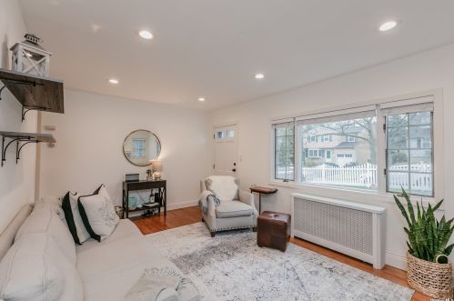 37 Edwards Pl, Huntington Station NY  11746-1013 exterior