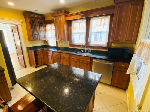 30 Blackman Pl, Bridgeport CT 06604-2424 exterior