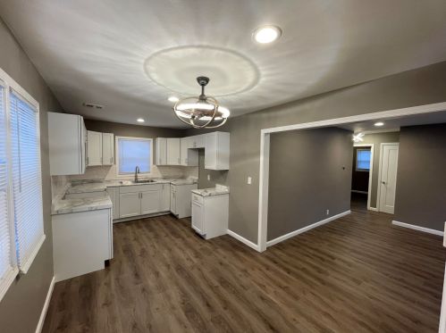 4843 63rd St, Milwaukee, WI 53218-4122