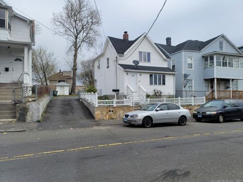 54 Orland St, Bridgeport, CT 06605-2213