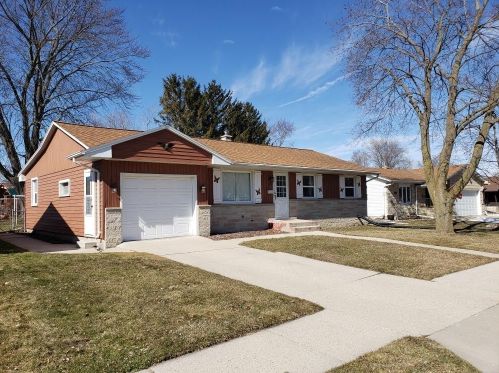 718 Riverview Dr, West Bend, WI 53095-4156