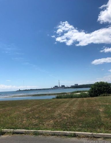 184 Shore Rd, Waterford CT  06385-3427 exterior