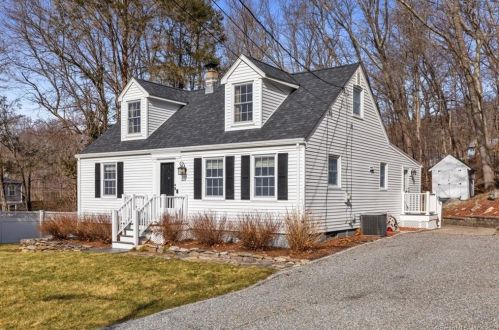 8 Stone Cliff Ln, Norwich, CT 06360-6432