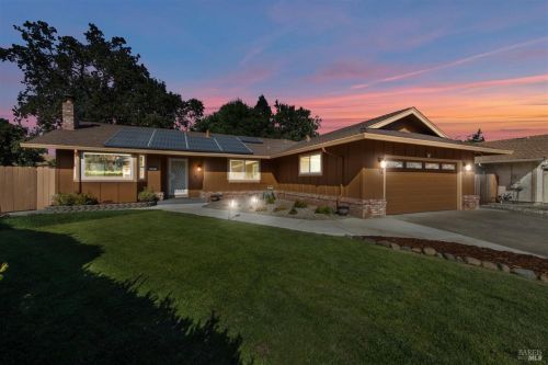 221 Alamo Dr, Vacaville CA  95688-2423 exterior