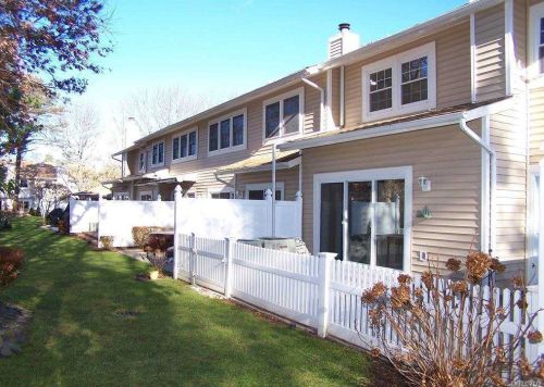 20 Hampshire Ct, Holbrook, NY 11741-2851