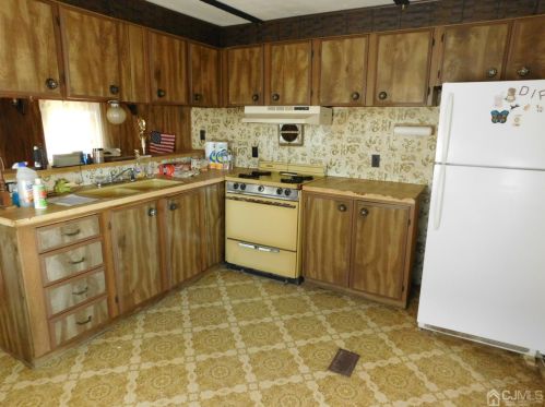 29 Alison Dr, Avenel NJ  07001-1929 exterior