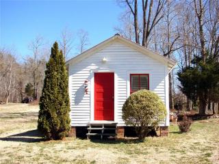 2431 Glencoe St, Burlington, NC 27217-8892