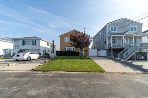16 Kent Pl, Amityville, NY 11701-4035